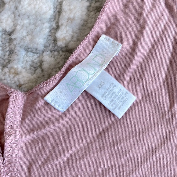 ❌SOLD❌ Abound Double V-Neck Crop Tank Top - Picture 3 of 4